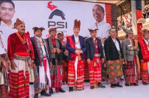 Ribuan Warga Padati LLBK, Saksikan Penobatan Jokowi sebagai Sesepuh Raja-raja Timor