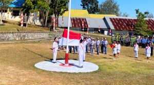 Tak Semua Berseragam Paskibra, 60 Pelajar SMK Oeolo Tetap Gagah Kibarkan Merah Putih