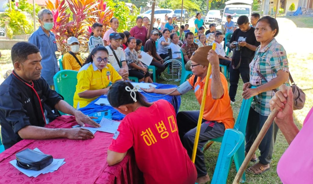 Bantu Korban Gempa Flores, DPD II Golkar Nagekeo Gelar Pengobatan Gratis Keliling di Posko Pengungsian